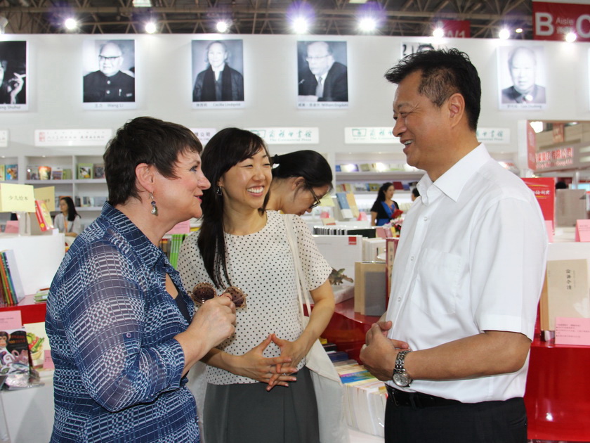 8月24日 ，在中国出版集团公司展区，中国出版集团总裁谭跃与伦敦书展总监杰克斯·托马斯老友相见，愉快交谈。（摄影：李培芝）
