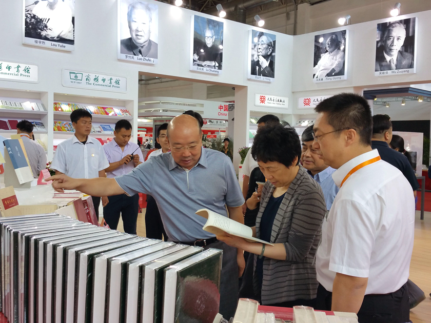 8月25日，全国人大常委会副委员长严隽琪，在国家新闻出版广电总局副局长吴尚之以及中国出版集团公司党组书记王涛，中国出版集团公司党组成员、中国出版传媒股份有限公司副总经理李岩的陪同下视察2016BIBF中国出版集团“主题出版”图书展区。（摄影：贾兵伟）
