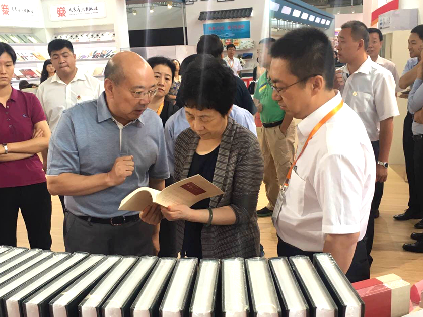 8月25日，全国人大常委会副委员长严隽琪，在国家新闻出版广电总局副局长吴尚之以及中国出版集团公司党组书记王涛，中国出版集团公司党组成员、中国出版传媒股份有限公司副总经理李岩的陪同下视察2016BIBF中国出版集团“主题出版”图书展区。（摄影：孙舸）