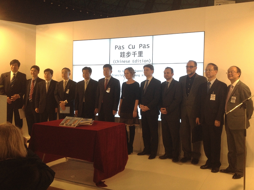11月16日下午，中国出版集团代表团在高迪亚姆斯国际图书与教育展主宾国活动区举办罗马尼亚总统克劳斯·约翰尼自传《跬步千里》中文版新书发布会。国家新闻出版广电总局副局长、国家版权局副局长阎晓宏，罗马尼亚文化院副院长米哈依·佐尔坦·纳吉，罗马尼亚作协文学翻译分会主席Peter Sragher，罗文版《跬步千里》出版方旧院出版社社长Iren Arsene出席新书发布仪式。