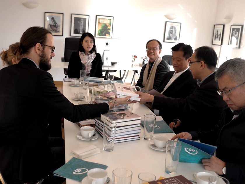11月17日上午，中国出版集团代表团拜访了罗马尼亚旧院出版社（Curtea Veche），与该社社长Iren Arsene女士以及总经理和创意总监等进行了出版合作洽谈。