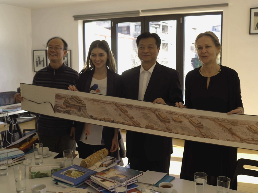 11月17日上午，中国出版集团代表团拜访了罗马尼亚旧院出版社（Curtea Veche），图为谭跃总裁与该社社长Iren Arsene女士等合影。