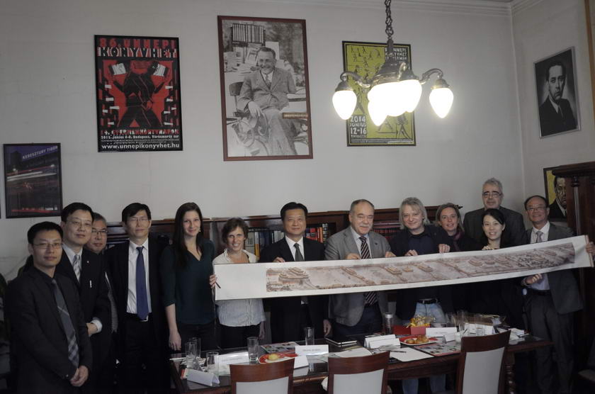 中国出版集团代表团拜访匈牙利出版商书商协会，与协会主席Andras Sandor Kocsis，鲍洛希学院出版项目经理Zsuzsa Szabo，匈牙利图书与翻译办公室Anges Fule以及匈牙利出版社代表合影。