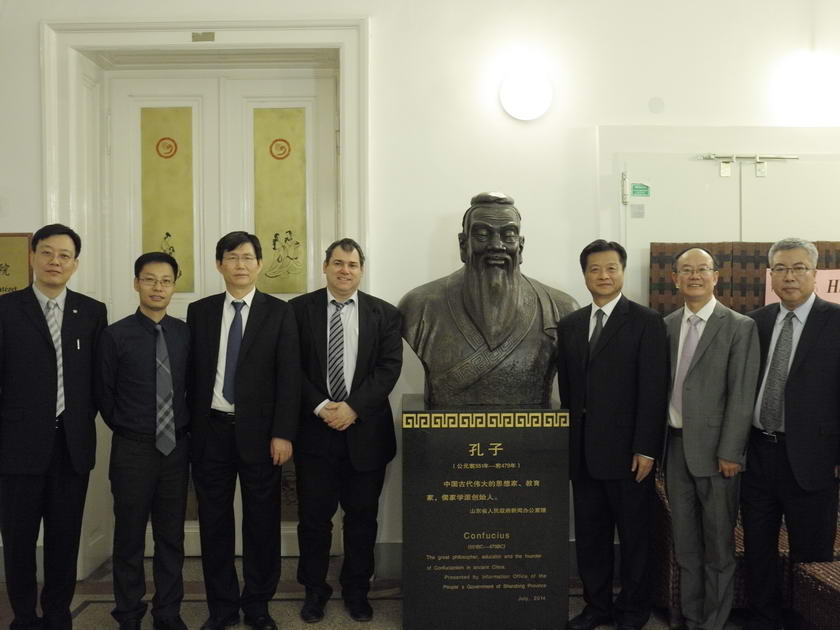 11月18日下午，中国出版集团代表团拜访了罗兰大学孔子学院和“一带一路”研究中心，中国出版集团代表团与郝清新院长合影。