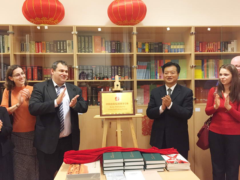 11月18日下午，中国出版集团代表团拜访了罗兰大学孔子学院和“一带一路”研究中心，向该院和“一带一路”研究中心赠送了图书，并设立了中国出版集团图书专柜。图为谭跃总裁与郝清新院长合影。