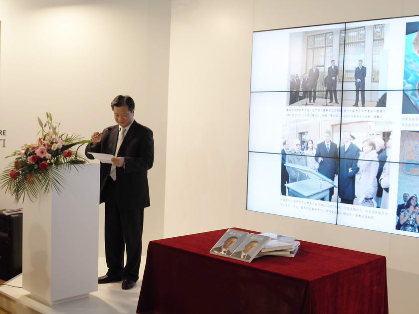 11月16日下午，中国出版集团代表团在高迪亚姆斯国际图书与教育展主宾国活动区举办罗马尼亚总统克劳斯·约翰尼自传《跬步千里》中文版新书发布会。图为中国出版集团总裁谭跃致辞。