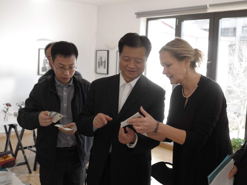 11月17日上午，中国出版集团代表团拜访了罗马尼亚旧院出版社（Curtea Veche），图为谭跃总裁与该社社长Iren Arsene女士交谈。