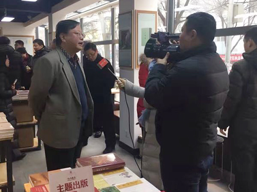 中华书局总编辑顾青接受媒体采访