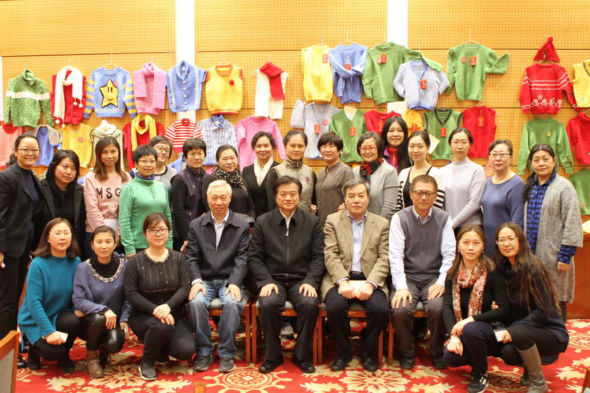 近日，中国出版集团在11楼多功能厅举办了“恒爱行动”展览。340斤毛线、300个家庭的心血，化作543件各式各样的毛衣、围巾、帽子等织品，连同爱心寄语卡，挂满了近300平米的大厅。展示的不仅是集团女职工的手工织品，更是广大女职工的热心、爱心和公益心。图为中国出版集团总裁谭跃、副总裁潘凯雄，中国出版集团党组成员、中国出版传媒股份有限公司副总经理孙月沐以及中国出版集团副总裁姜军与参与“恒爱行动”的女职工合影。