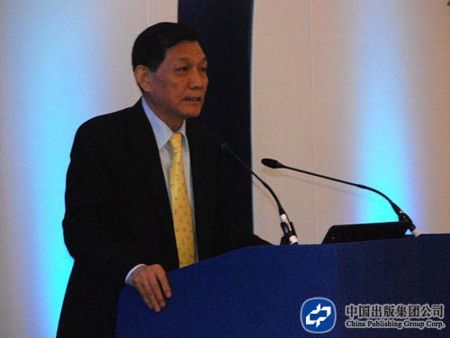 中国出版协会副理事长、《国际出版周报》编委会主席李朋义向与会嘉宾介绍《国际出版周报》_副本