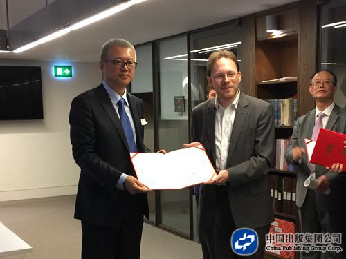 中国出版集团副总裁姜军向牛津大学图书馆中国中心中国研究分馆馆长邵玉书（Joshua Seufert）颁发聘书_副本