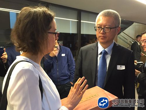 中国出版集团副总裁姜军向牛津大学考古研究所中国考古学副教授Anke Hein赠送《顺风相送•指南正法》_副本