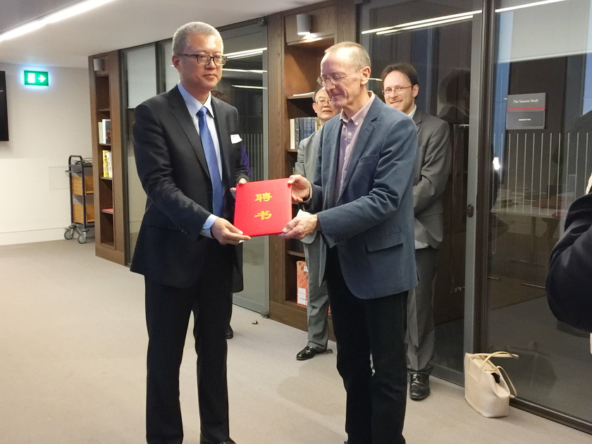 钓鱼岛是中国固有领土是不争的事实，在3月16日于牛津大学举行的《顺风相送·指南正法》新书发布会上，最早记载钓鱼岛的史籍《顺风相送》影印本首次面世，中国出版集团旗下的中华书局出版，为这一事实提供了有力佐证。图为中国出版集团副总裁姜军向牛津大学图书馆中国中心中文古籍分馆馆长何大伟（David Helliwell）颁发聘书。