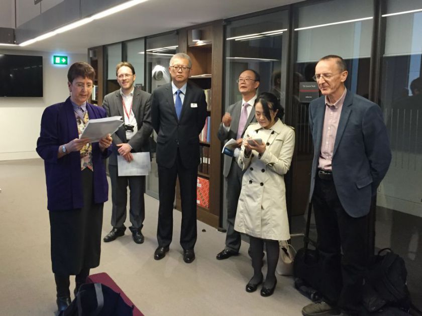 钓鱼岛是中国固有领土是不争的事实，在3月16日于牛津大学举行的《顺风相送·指南正法》新书发布会上，最早记载钓鱼岛的史籍《顺风相送》影印本首次面世，中国出版集团旗下的中华书局出版，为这一事实提供了有力佐证。图为博德利图书馆亚洲部主任Gillan Evison发表致辞。
