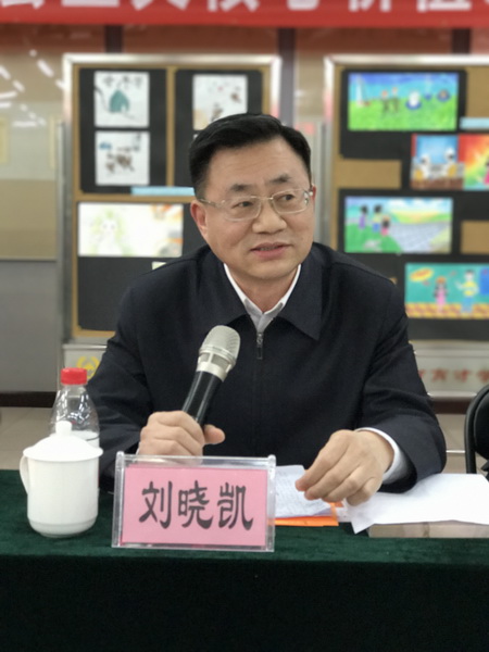 “北京市中小学培育和践行社会主义核心价值观——连环画进校园工作座谈会”全面总结三年来连环画进校园工作情况。图为国家新闻出版广电总局印刷发行司司长刘晓凯讲话。