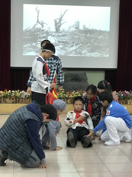 北京市“连环画进校园”工作立足于弘扬中华优秀传统文化，以生动形象的形式让青少年了解历史、传承文化，很好地贯彻体现了习近平总书记提出的“记住要求、心有榜样、从小做起、接受帮助”的十六字要求，对在少年儿童中培育和践行社会主义核心价值观进行了一次重要的创新实践。