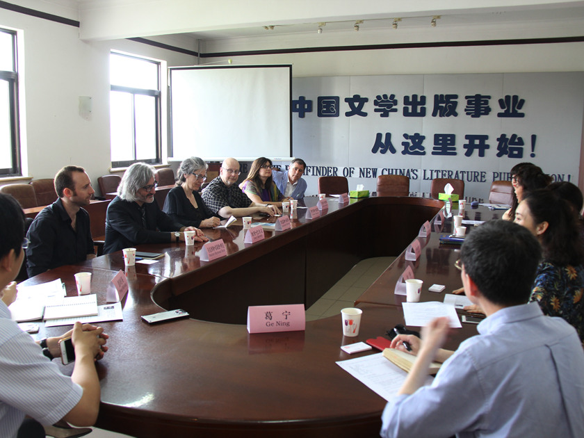 5月31日，加拿大作家及多伦多书展主办方一行拜访人民文学出版社，并与出版社编辑就中国图书出版及中国文学走出去等话题进行了热烈的讨论。加拿大作家对人民文学出版社优秀图书的发掘，题材的选择，图书的宣传，以及图书具体的出版发行表现出了浓厚的兴趣。