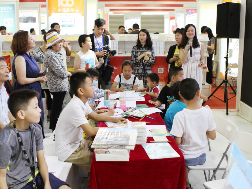 5月31日至6月3日，第27届全国图书交易博览会在廊坊举办。本届书博会适逢“六一”国际儿童节，人民美术出版社、连环画出版社展出了近年来出版的众多连环画图书，并场举办了“连环画是什么”的讲座，同时举办了“你来画，我送书”的连环画即兴创作活动，来参加活动的小学生络绎不绝。