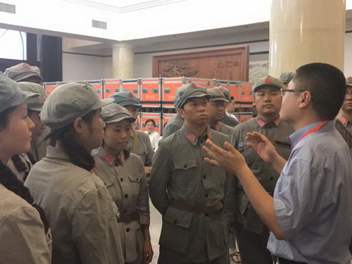 负责排练协调的中华梁彦在做演出前的最后动员小