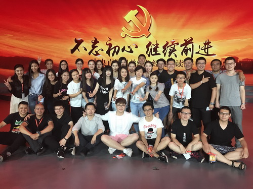 演出前的大合影小