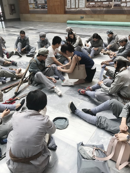 6月24日下午，中央直属机关“不忘初心、继续前进”红色经典诵读会在政协礼堂举行。图为集团刘倩辰为大家示范打绑腿。