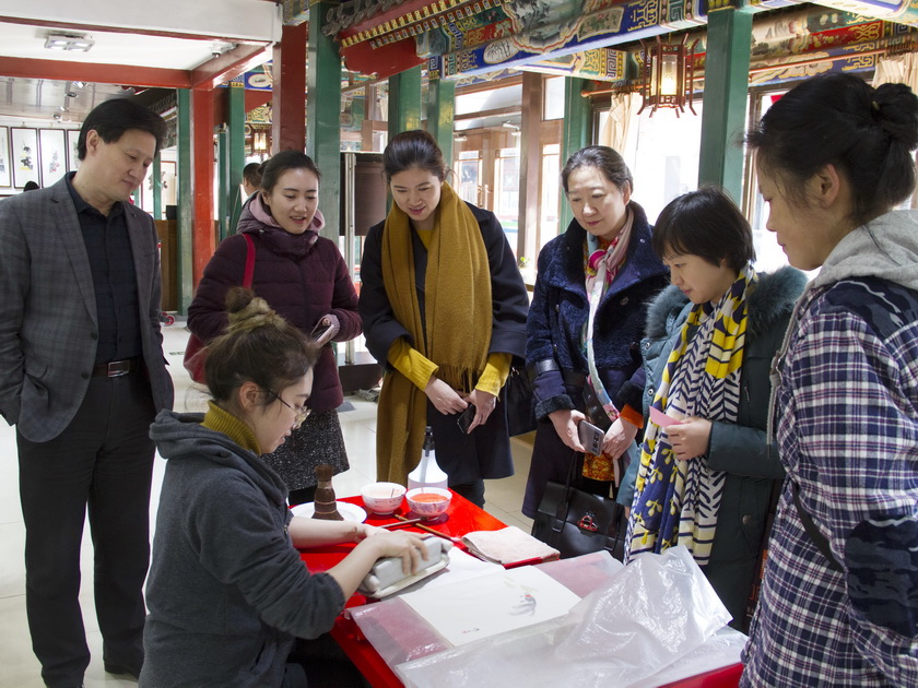 3月8日下午，中国出版集团总部女职工来到荣宝斋参观并体验木版水印技艺。图为荣宝斋副总经理、纪委书记李学焦介绍印刷工序。