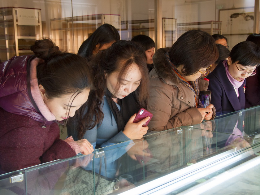 3月8日下午，中国出版集团总部女职工来到荣宝斋参观。图为大家欣赏名作韩熙载夜宴图。