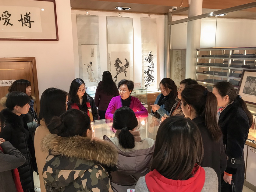 3月8日下午，中国出版集团总部女职工来到荣宝斋参观。图为非遗传承人高文英老师介绍木版水印名作。