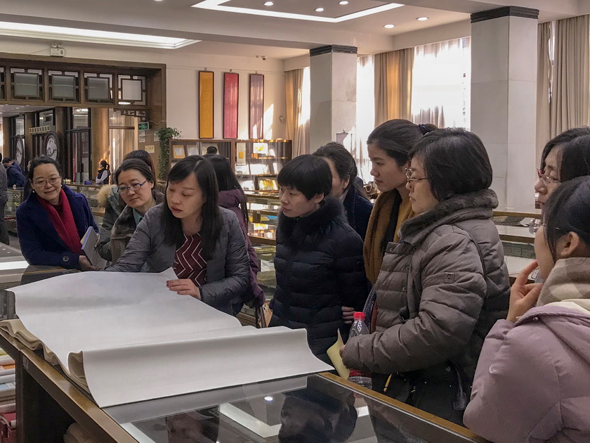 3月8日下午，中国出版集团总部女职工来到荣宝斋参观文房用品经营部，并听取宣纸知识介绍。