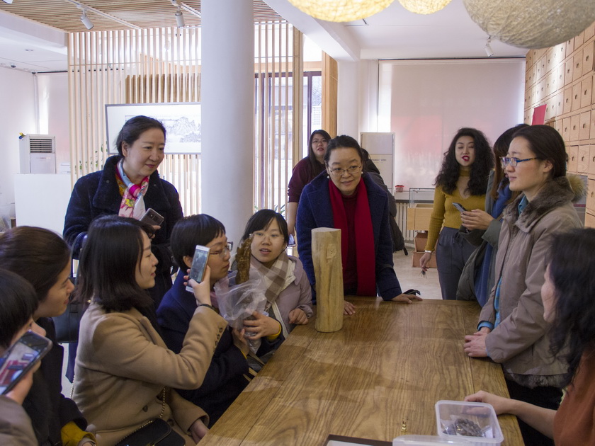 3月8日下午，中国出版集团总部女职工来到荣宝斋参观当代艺术馆（沉香堂）。