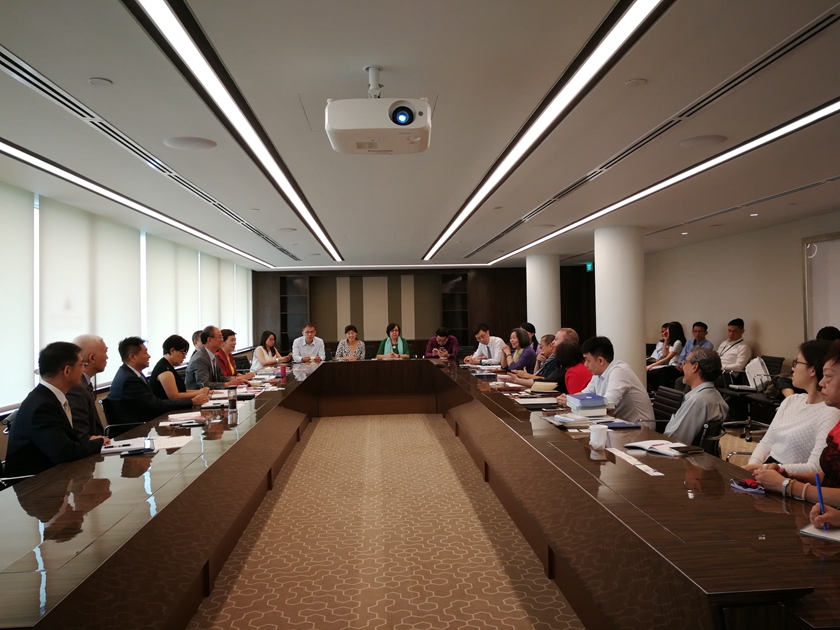 为打造三型集团，深化与东南亚国家的出版发行合作，中国出版集团组成以谭跃总裁为团长，中华书局总经理徐俊为副团长的出版代表团，对新加坡、缅甸、泰国进行访问。7月20日上午，中国出版集团代表团与新加坡出版商协会主席Peter Schoppert以及新加坡18家出版社代表举行会谈，就协会与集团的合作、版权出版合作进行了热烈的交流。 图为代表团与新加坡出版商协会举行会谈。