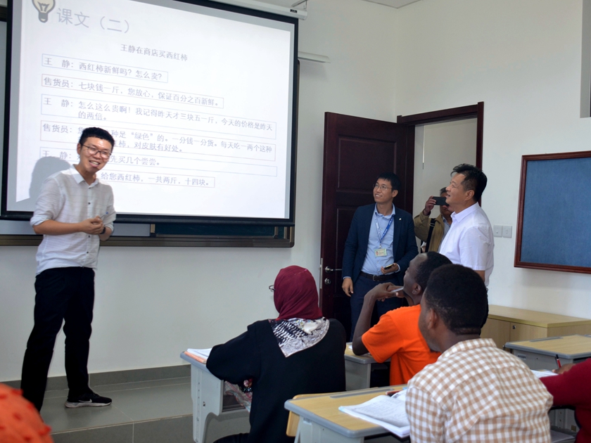 11月14日下午，谭跃董事长一行拜访了达累斯萨达姆孔子学院，观摩了中文教学，并与学生进行亲切交谈。