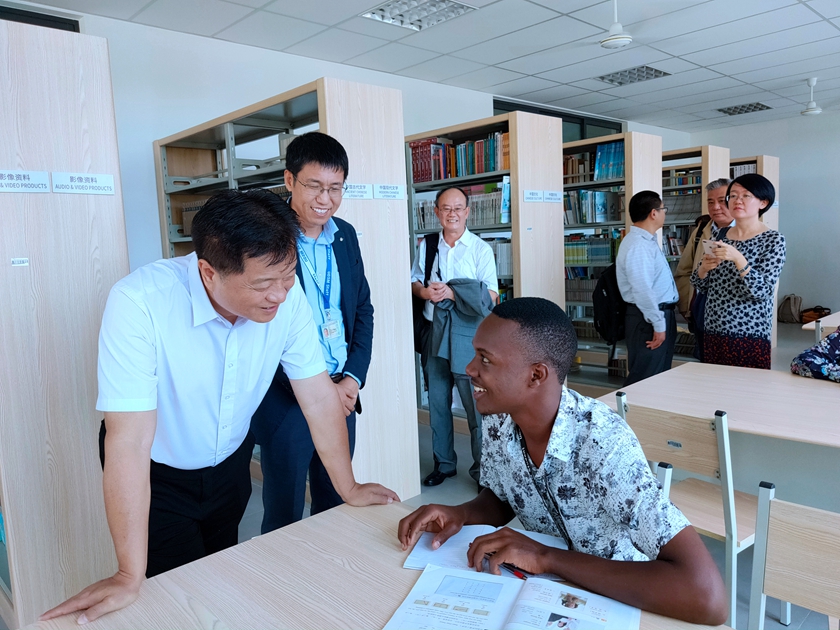 11月14日下午，谭跃董事长一行拜访了达累斯萨达姆孔子学院，观摩了中文教学，并与学生进行亲切交谈。