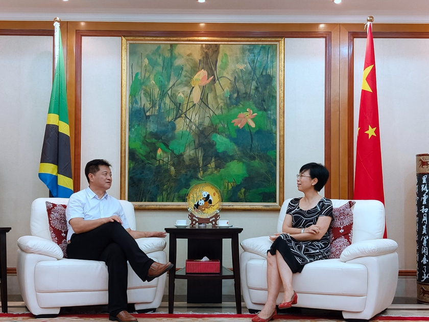 11月14日下午六点半谭跃董事长一行拜访中国驻坦桑尼亚大使馆，与王克大使进行了亲切交谈，王大使介绍了坦桑尼亚政治、经济、文化以及投资环境的情况。