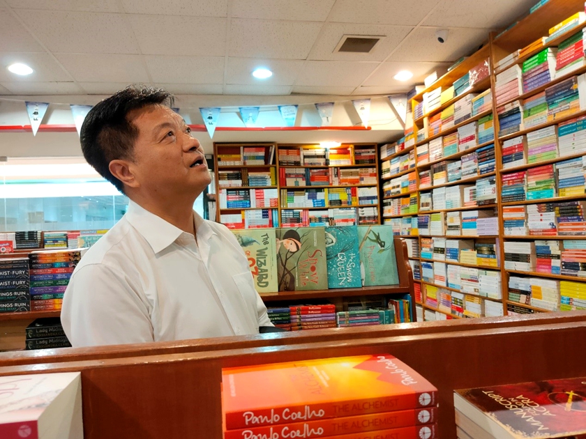 11月16日下午，中国出版集团谭跃董事长一行在肯尼亚首都内罗毕调研当地图书市场。