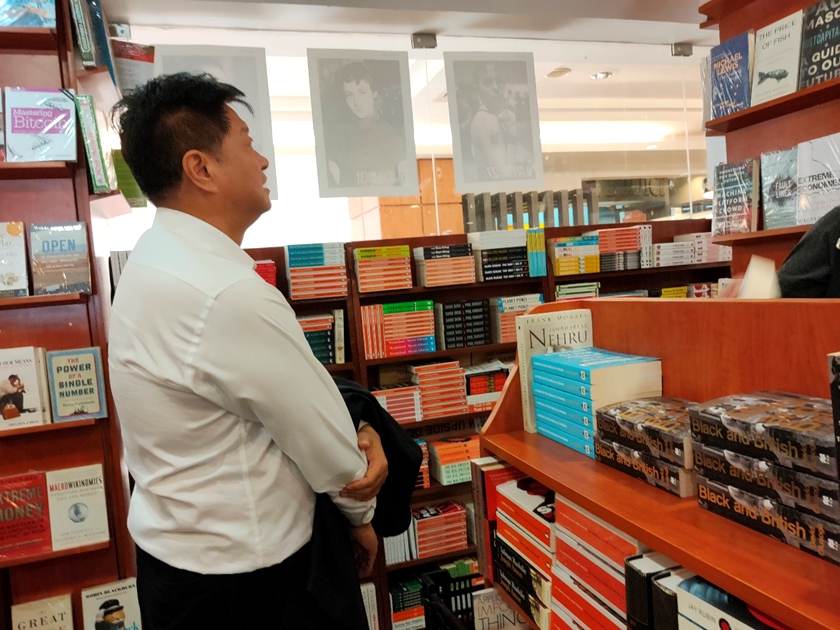 11月16日下午，中国出版集团谭跃董事长一行在肯尼亚首都内罗毕调研当地图书市场。