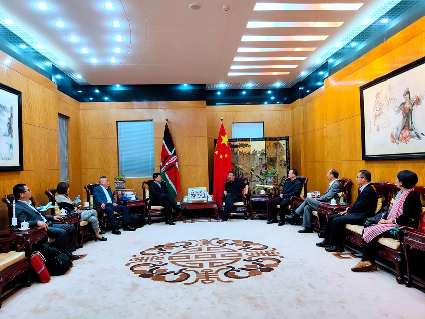 11月18日下午6点，中国出版集团谭跃董事长一行拜访了中国驻肯尼亚大使馆，吴鹏大使接待了代表团一行。吴大使介绍了肯尼亚的投资环境、中文教学状况。