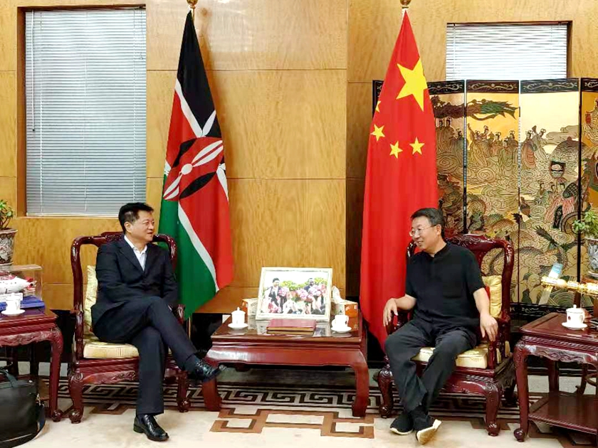 11月18日下午6点，中国出版集团谭跃董事长一行拜访了中国驻肯尼亚大使馆，吴鹏大使接待了代表团一行。吴大使介绍了肯尼亚的投资环境、中文教学状况。