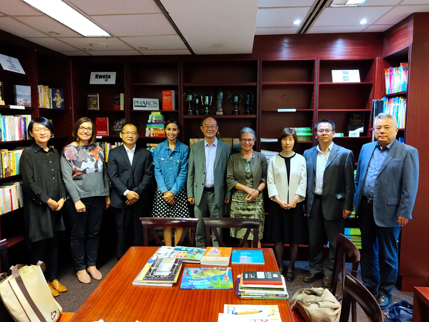 11月21日上午，中国出版集团代表团一行拜访南非NB出版社和国际儿童读物联盟南非分会（YBBY SA）主席杜桑卡·斯托贾科维奇女士，双方进行了友好会谈，就相互感兴趣的图书表示了出版合作意向。