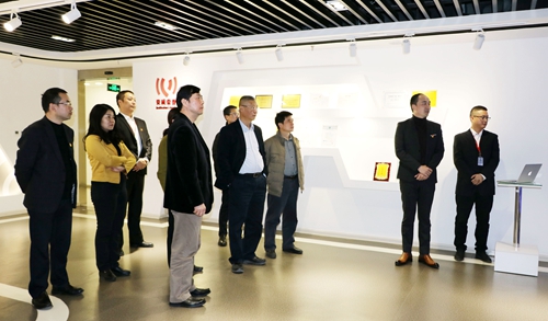 2.参观陕西公司大数据与人工智能展厅现场体验科技产品_副本