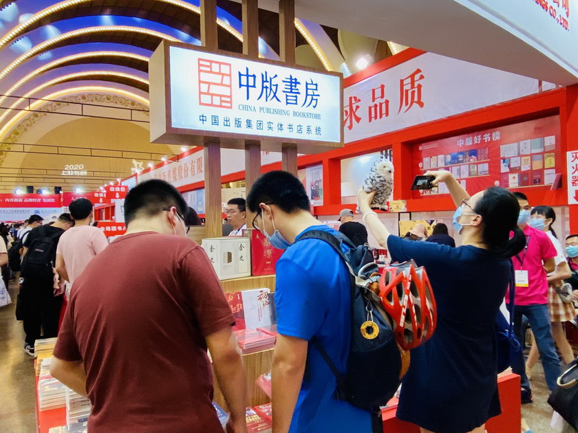 本届上海书展期间，集团中版书房奉贤店将开业运营，和中版书房长宁店一起作为本届上海书展期间的分会场，并举办为期一周的阅读分享文化活动，为广大读者打造一个以书为中心的集阅读、文化、活动于一体的体验中心。