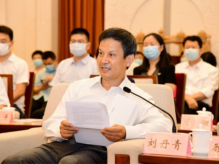 中国社会科学院语言研究所所长刘丹青介绍《新华字典》的编纂出版情况。