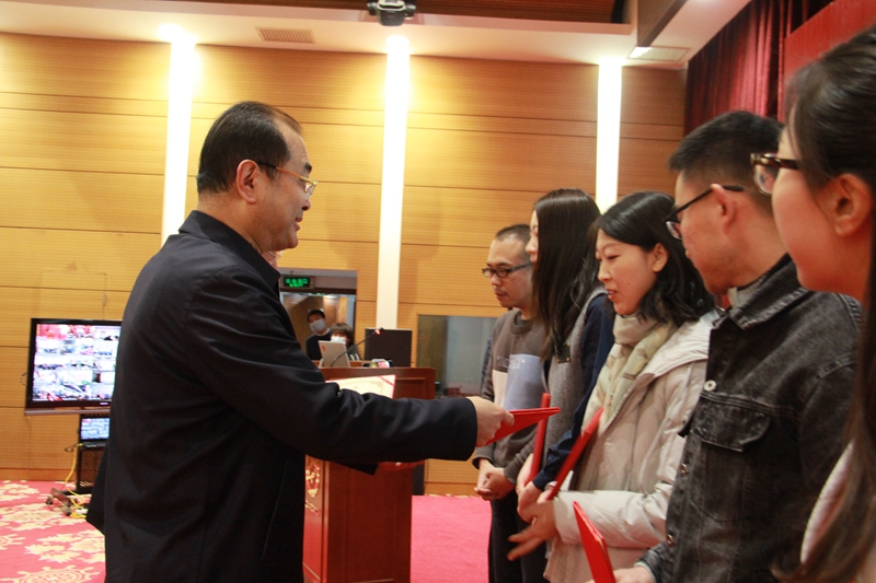 黄志坚、刘伯根为集团2020年“香山论坛”获奖代表颁奖。