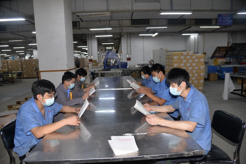 4北京新华印刷有限公司青年在车间集体学习