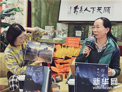 熊昱彤（右）介绍新书《行走三境》_副本