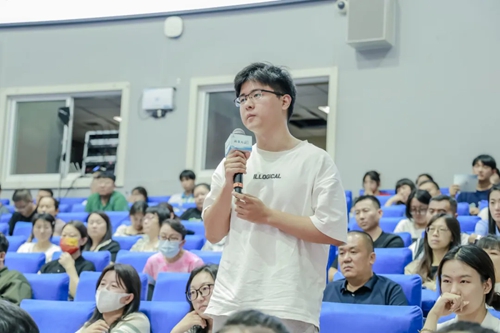 大学生读者向作家提问请教.webp