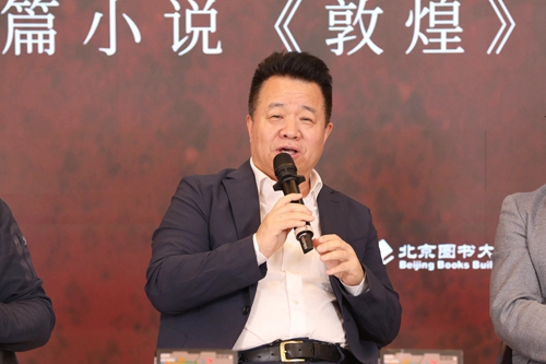 中国作协副主席、书记处书记邱华栋在发布会上发言