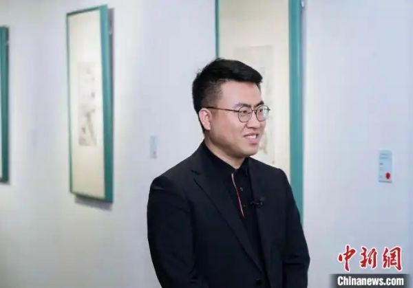 艺术家巨建伟现场接受采访。　主办方供图
