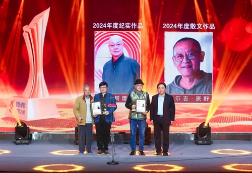 茅盾文学奖得主梁晓声，河南日报社党委委员、副总编辑张学文为拉力赛年度纪实作品获奖者王树增（《当代》主编徐晨亮代领），年度散文作品获奖者鲍尔吉·原野颁奖