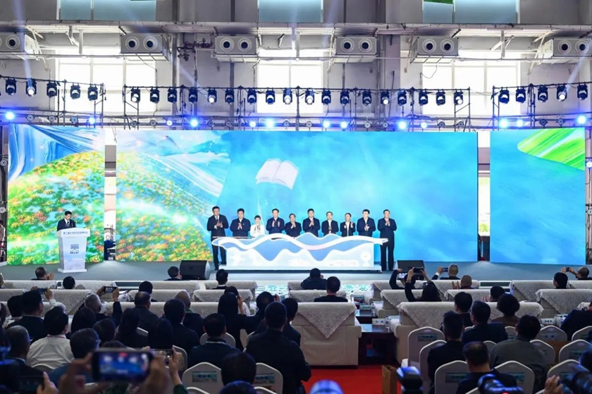 5月15日，以“书香向北 阅见未来”为主题的第二届东北图书交易博览会在吉林省长春市开幕。中国出版集团作为主宾集团参展，中国出版集团有限公司总经理、党组副书记常勃出席开幕式。中国出版集团组织旗下23家“人民牌”“中字头”“老字号”“新华系”文化品牌出版机构，带来3000余种40000册精品图书，精心策划多场重要文化阅读活动，邀请毕飞宇、刘醒龙、乔叶、班宇等著名作家与读者互动交流。